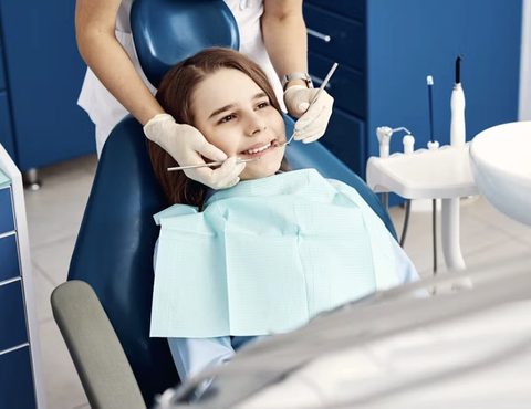 Enfant pendant un contrôle, rassuré par la dentiste