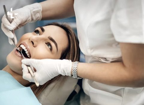 Examen d’une patiente par la dentiste